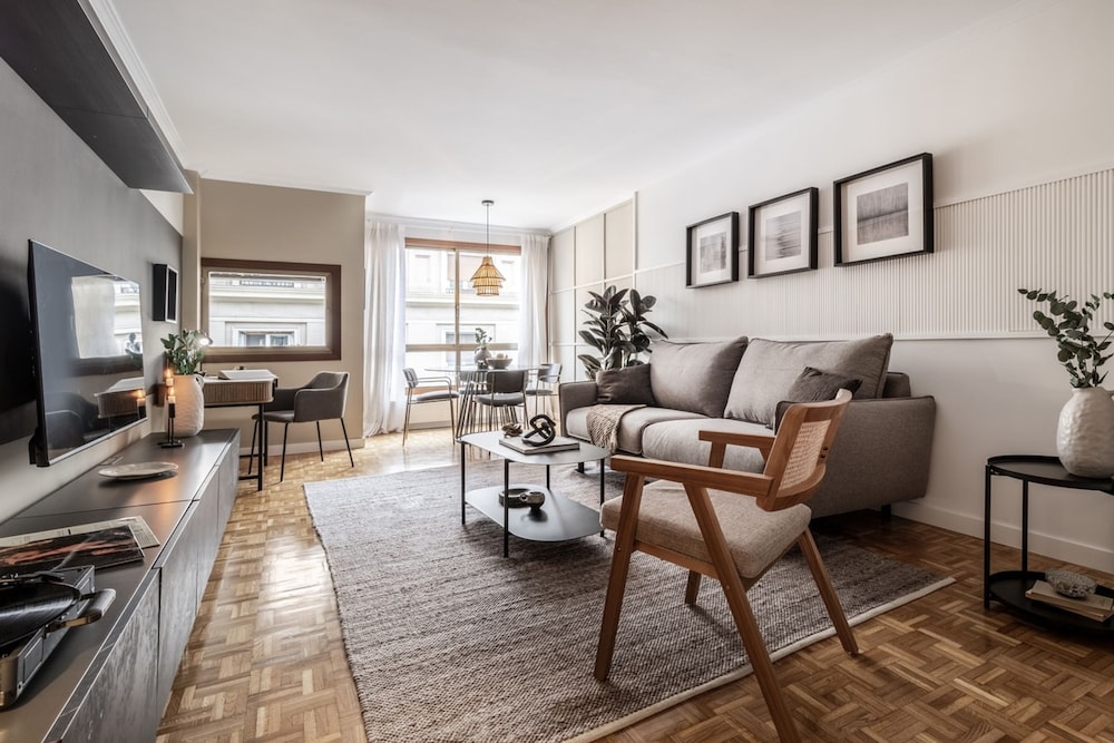 Movida - 2 Bedroom and Pool in Chamber
