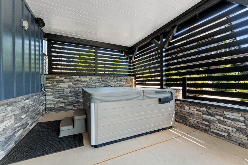 Blue Heron by Avantstay Lakefront Dock Pool Theater Sleeps 22