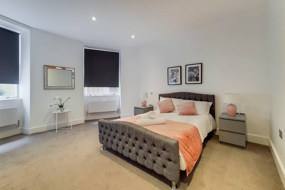 Fantastic 3 Bedroom Apartment off Bakerstreet W AC