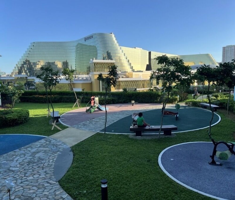 Luxury Penthouse & High-Floor Hotel near City of Dreams, Airport, Okada, and Solaire Casino