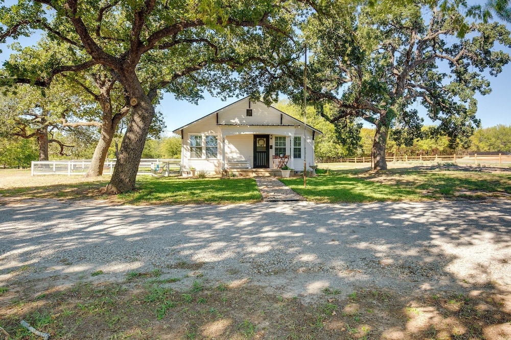 Country Cottage: 4 Mi to Wise County Courthouse! view 2