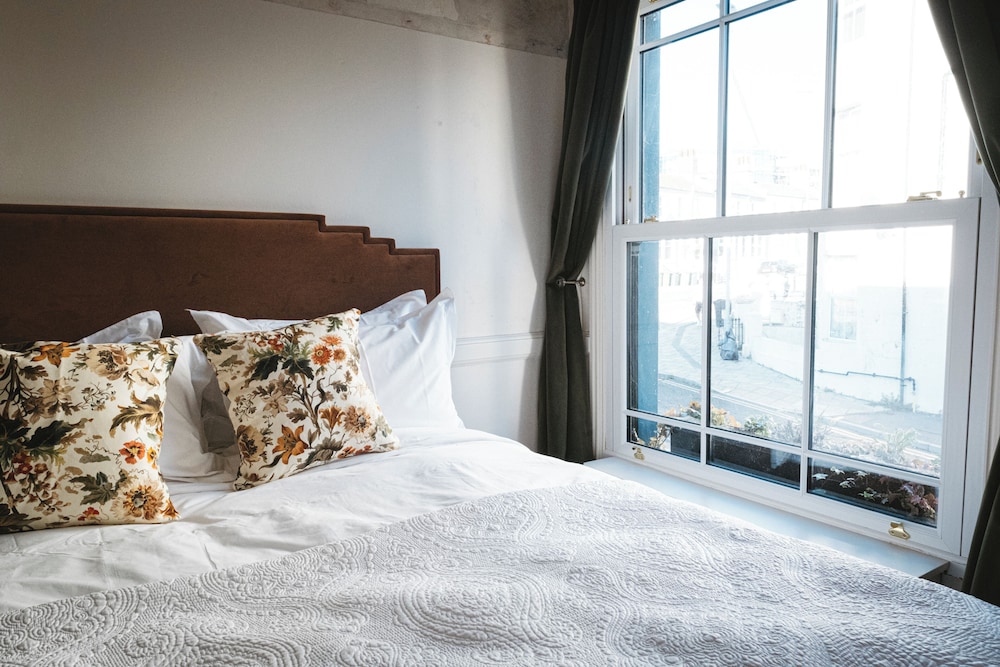 The Doghouse Inn