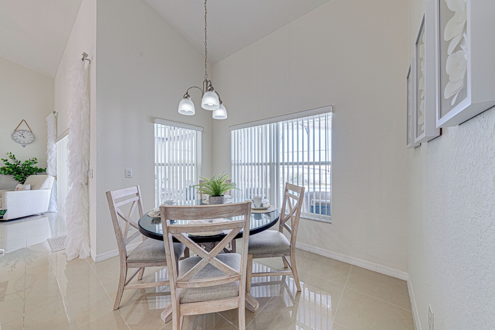 Elegant 4Br Retreat W/ Stylish Interior & Kitchen
