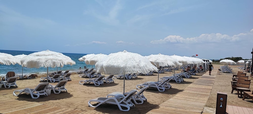 1 Bed Villa Sleeps 2 - Pool, Parking, Wifi