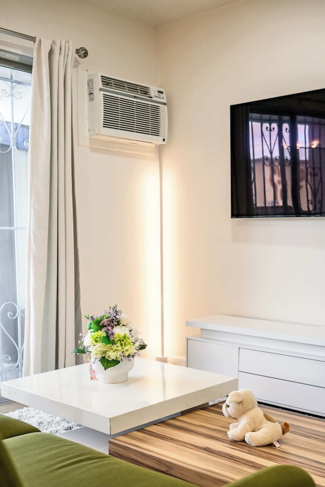 Modern Cozy Retreat Stylish Stay With Patio & Parking