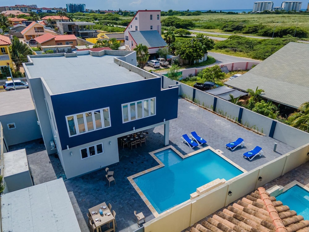 NEW 6 Bedroom Villa 2min Eagle Beach Palm Beach