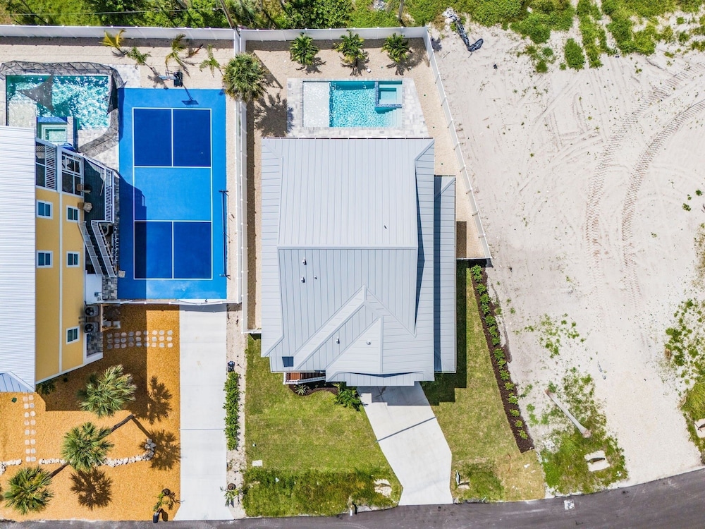 110 Sea Le Vie: 5br/4.5ba Brand New Build W/ Pool! 5 Bedroom Home