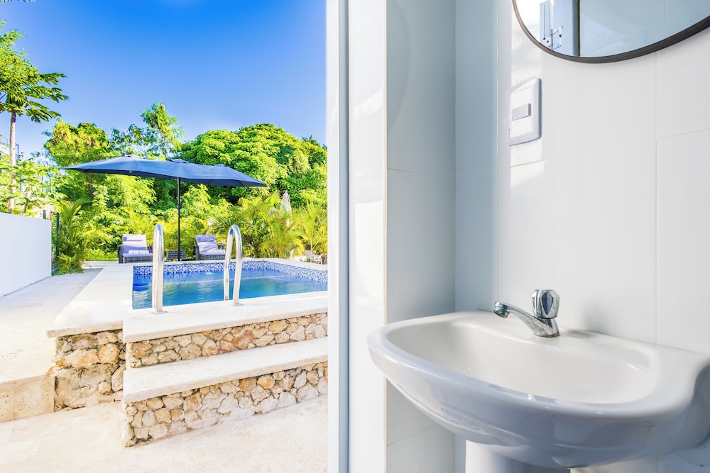 3-BR Villa with Pool & Rooftop Jacuzzi
