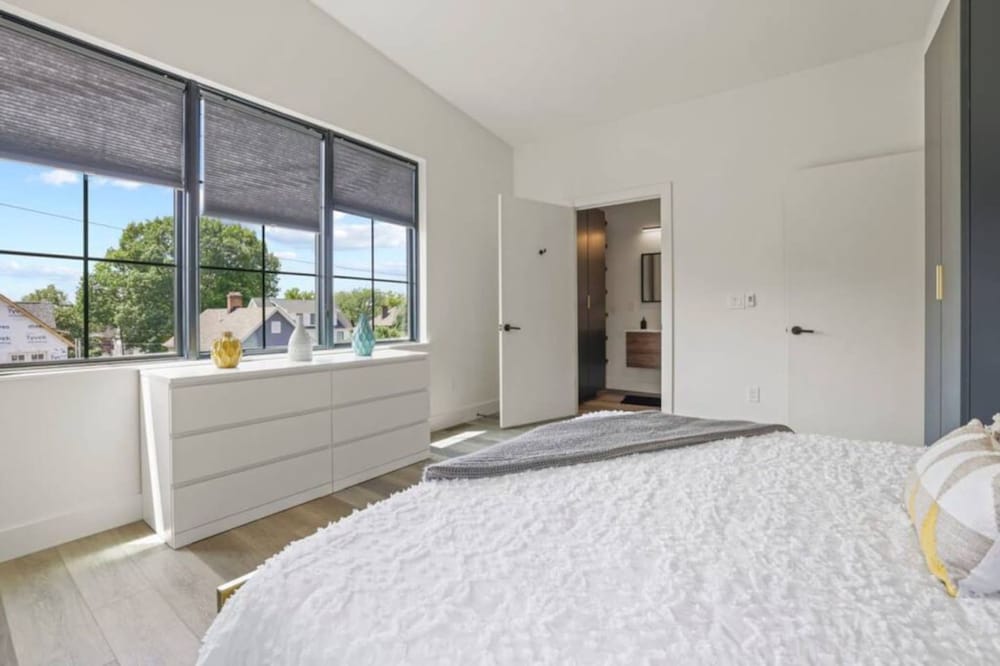 Work Of Art -3 Bedroom Elegant Townhome-columbus