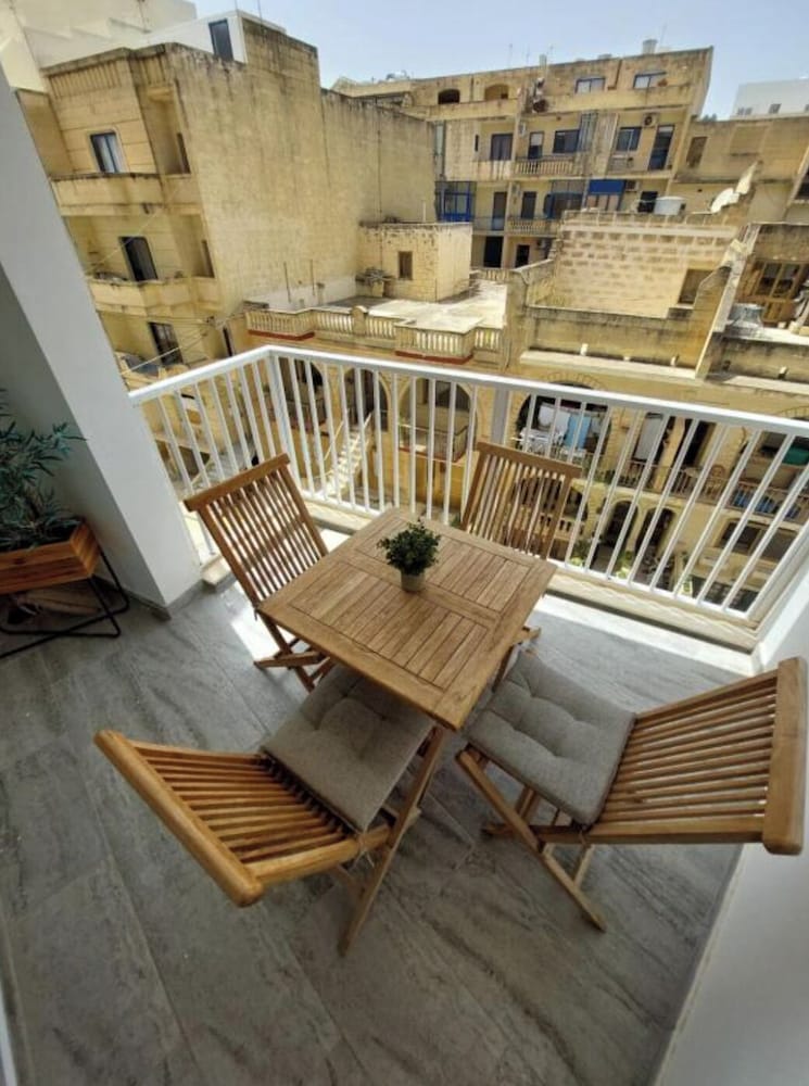 Modern 3BR Apt With Large Balcony