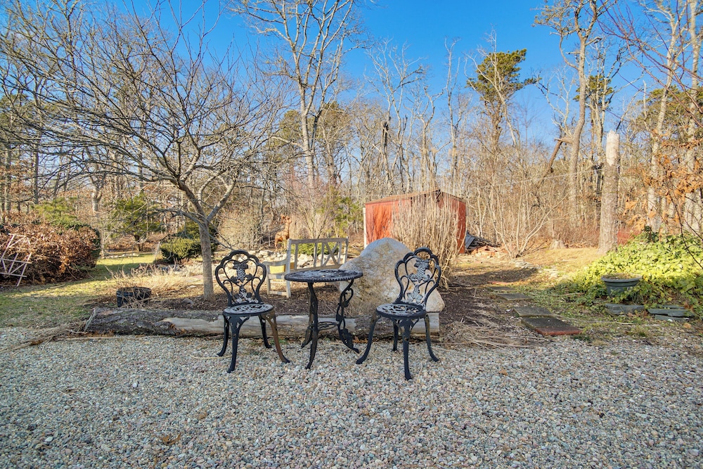 Ping-pong & Backyard: Spacious Chatham Retreat