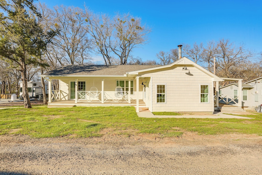 Walk to Lake Texoma: Kingston Retreat w/ Deck!
