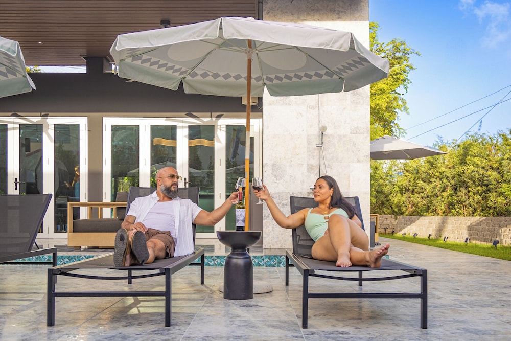 LaDiana QuenRoom Pool ResortVibe NearBch