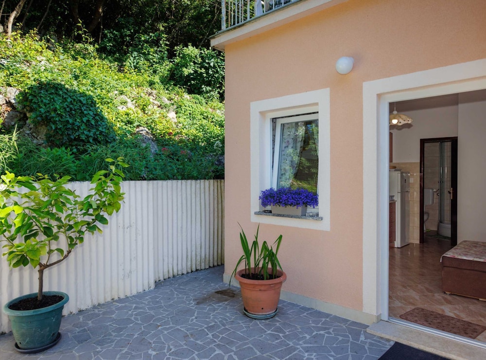 Beachfront Cozy Krk Apartment With Balcony