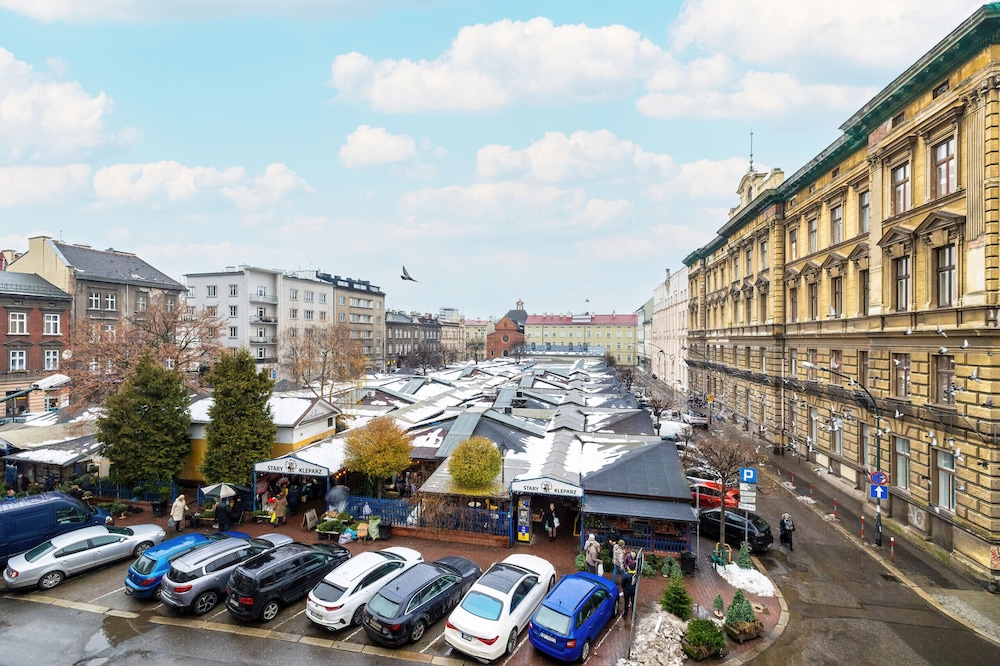 Picturesque Apartment Krakow by Renters view 2