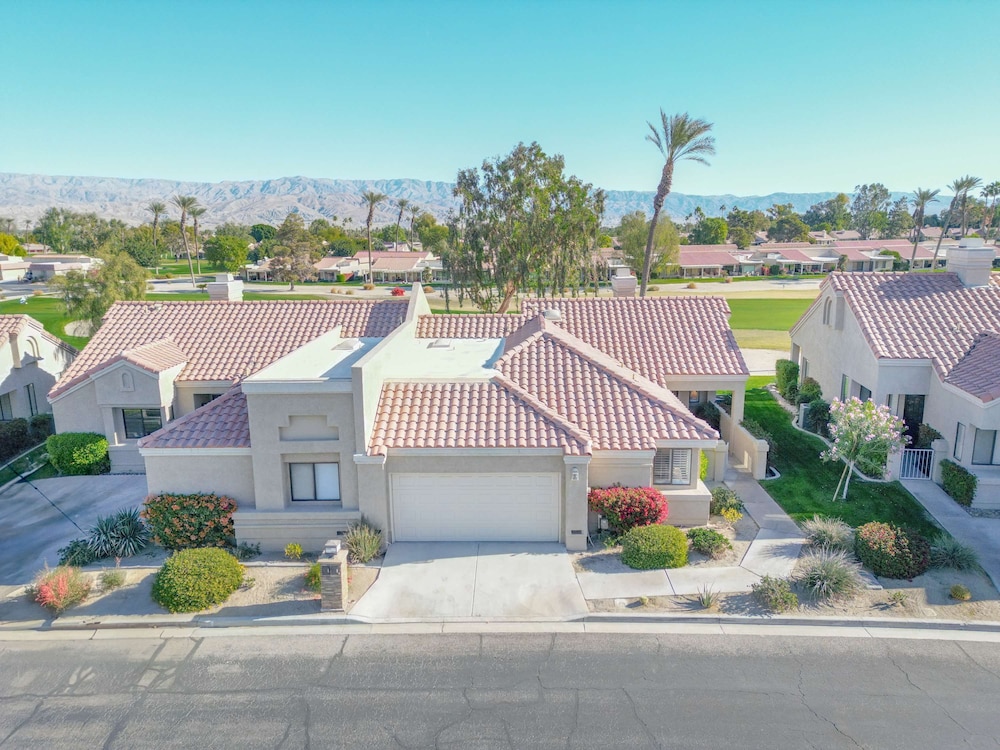 Charming Condo With Golf Course View