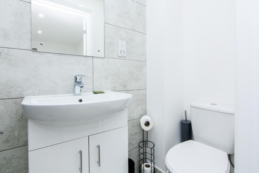 Stunning 2bed Flat in Bond House view 3