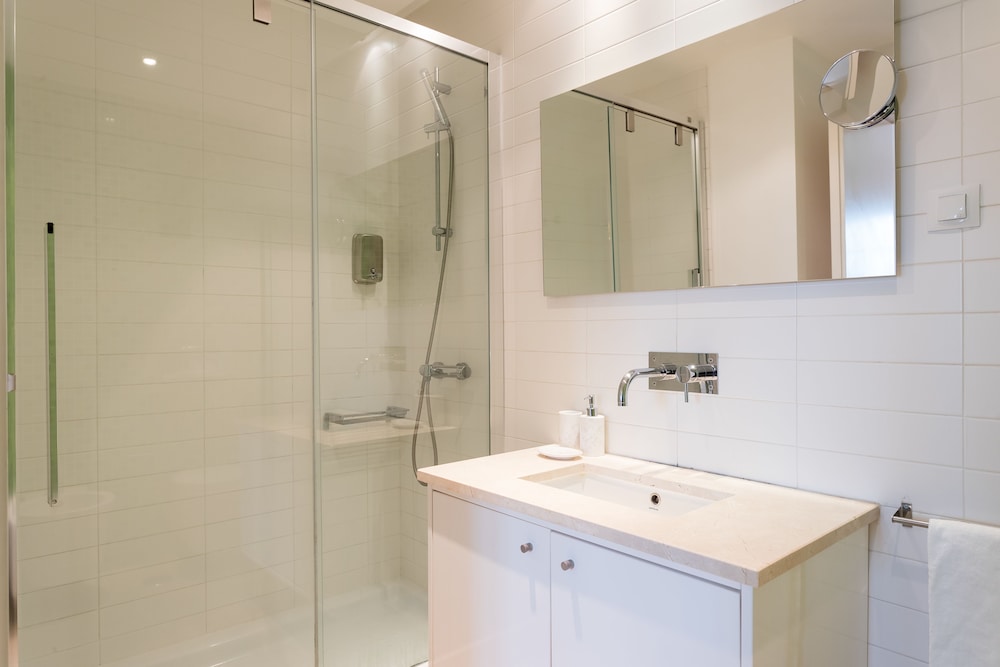 Alfama Modern Two-Bedroom Apartment w/ River View and Parking - by LU Holidays