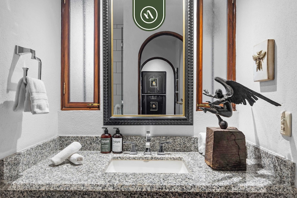 Stylish 2 BR Condo in Romantic Zone - Rooftop Pool