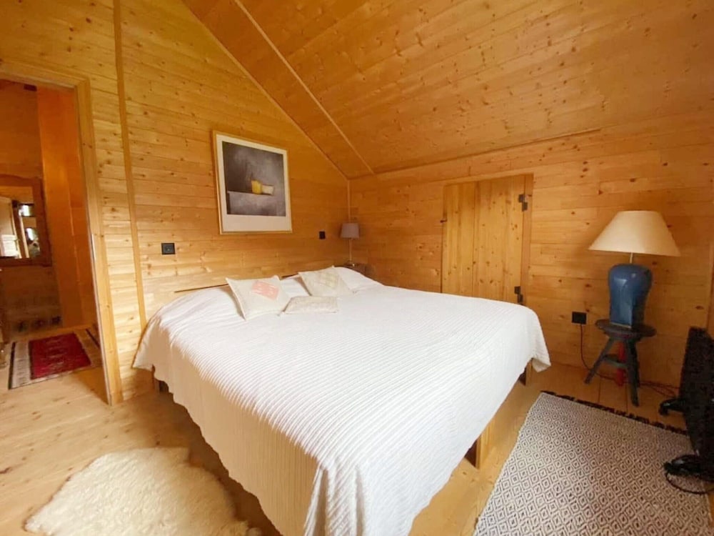 Chalet in Rossiniere Near Glacier & Lake