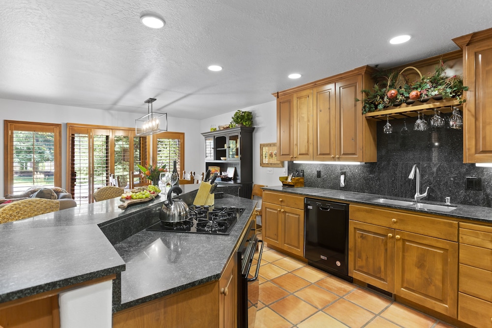 Deer Lake Village at Deer Valley Resort - Four Bedroom Condo with Hot Tub #2478 4 Condo
