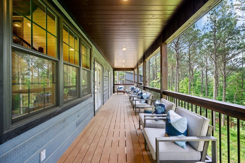 Family-friendly Broken Bow Cabin w spa Game Room