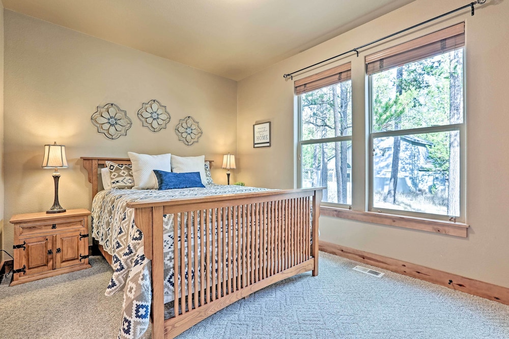 Spacious Sunriver Home w/ Hot Tub & Gas Grill view 5