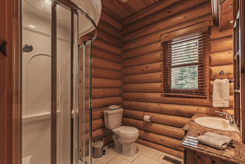 Harfang 51 - Stunning log Cottage With Private hot tub Pool and Scandinavian dry Barrel Sauna