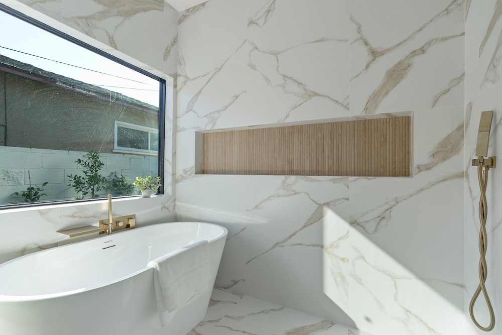 Noble Modern - Urban Sanctuary in Sherman Oaks With Poolside and Patio