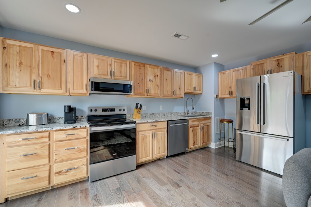 12 Mi to Downtown Winston-salem: Apt w/ Balcony!