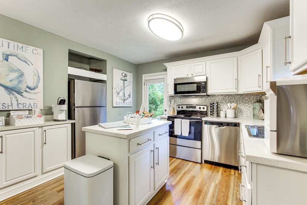 Walk to Beach, Gazebo w/ Hot Tub: Gulfport Gem!
