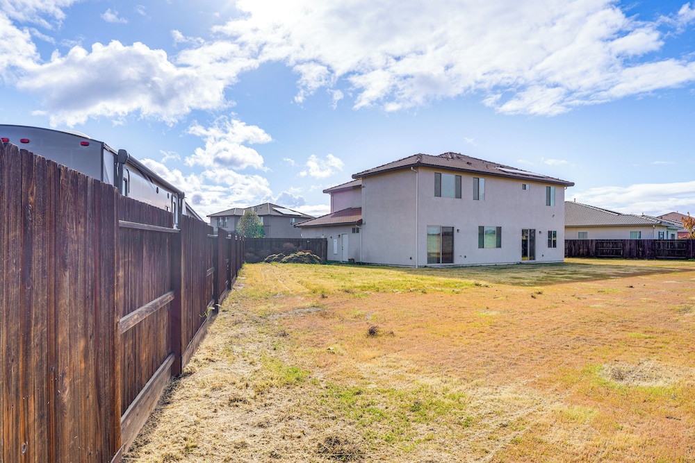 4 Mi to Csub Campus: Spacious Home w/ Yard
