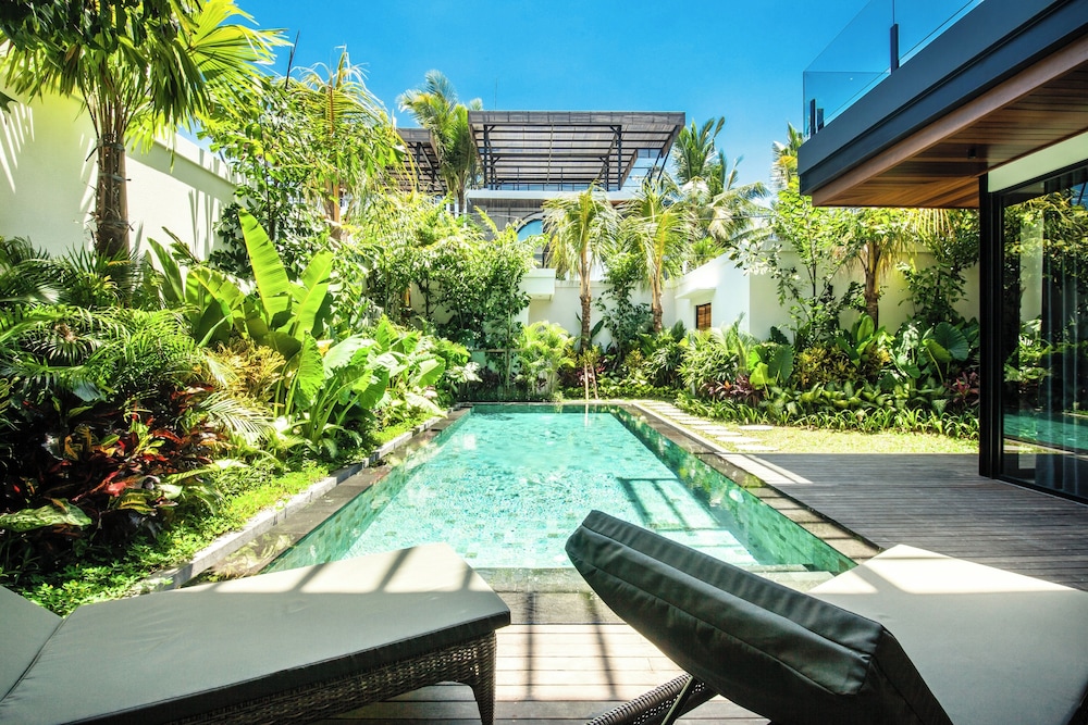 Seaside Escape: 4BR Villa, 190m to Canggu Beach