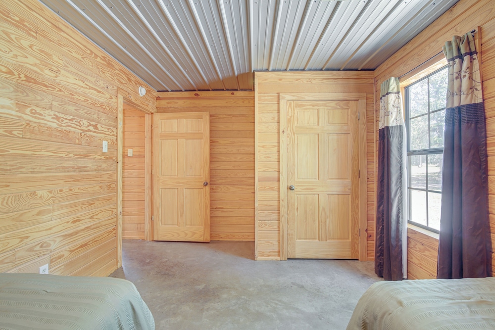 5 Mi to Sardis Lake: Pet-friendly Cabin Rental view 2