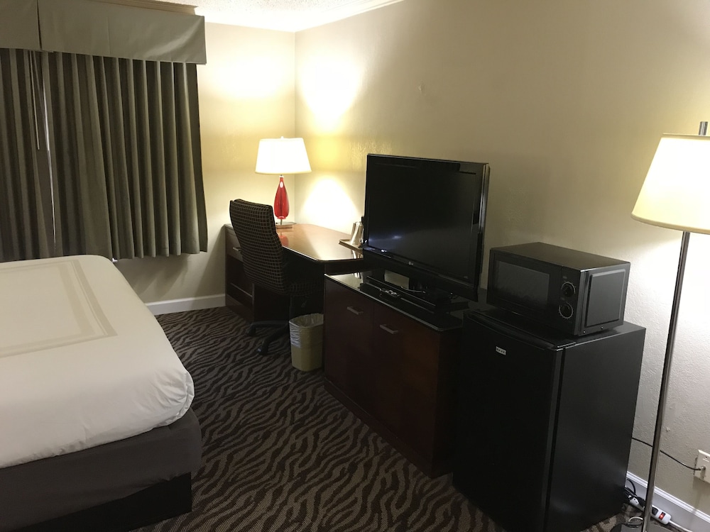 Hometown Inn & Suites
