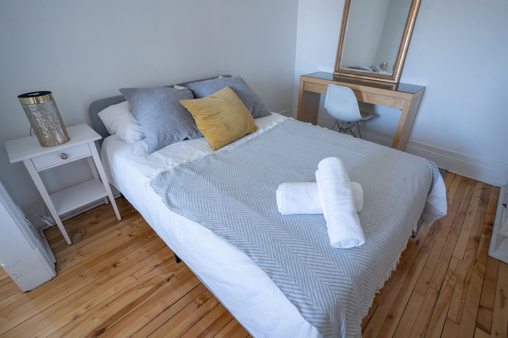 Stunning 2 Bedroom Apt! 3mins Walk From CDN Metro