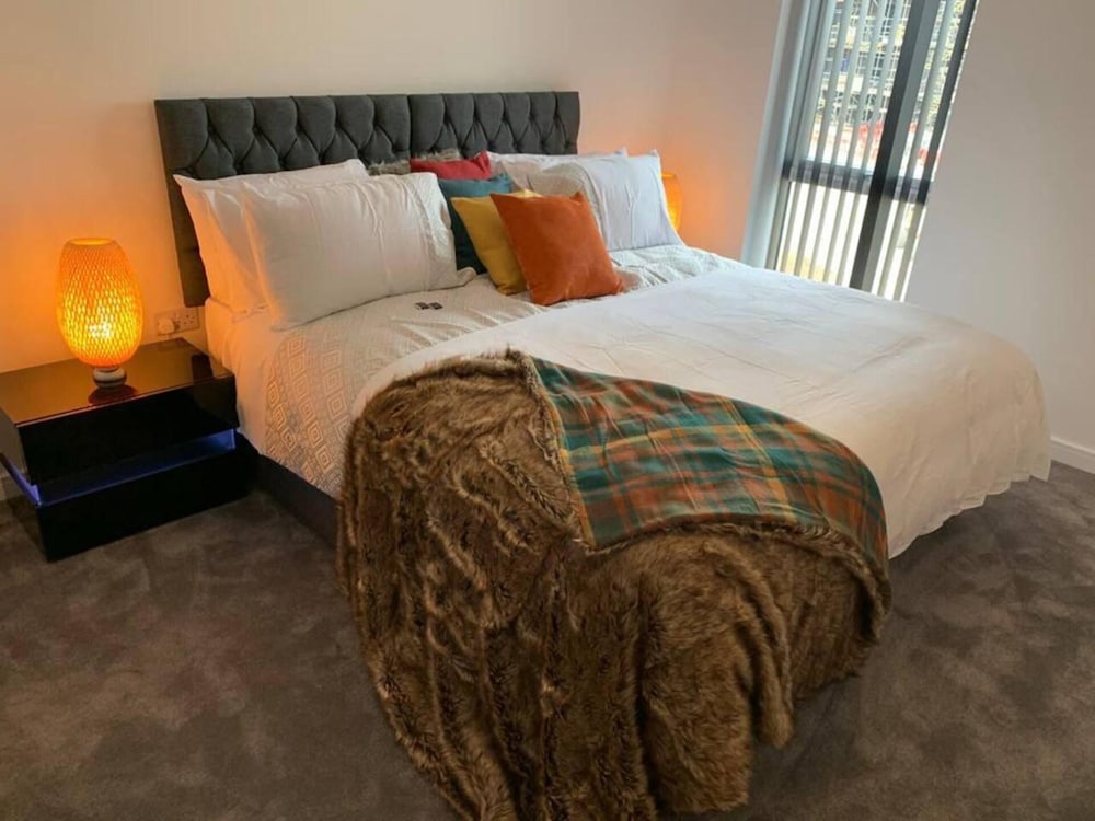 Stunning 2-bed Apartment in Grays view 5