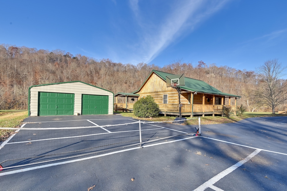 Secluded Retreat: Bbq, Lawn Games, & Fire Pit! view 4