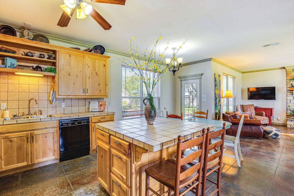 30 Mi to Fort Worth: Rural Retreat w/ Patio!