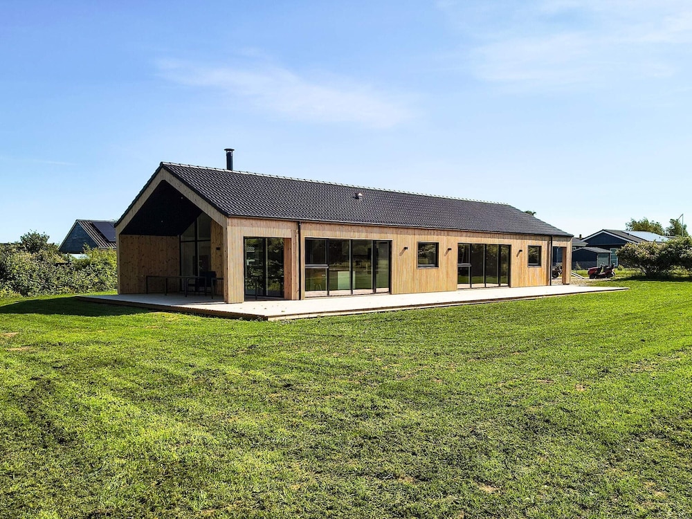 5 Star Holiday Home in Humble