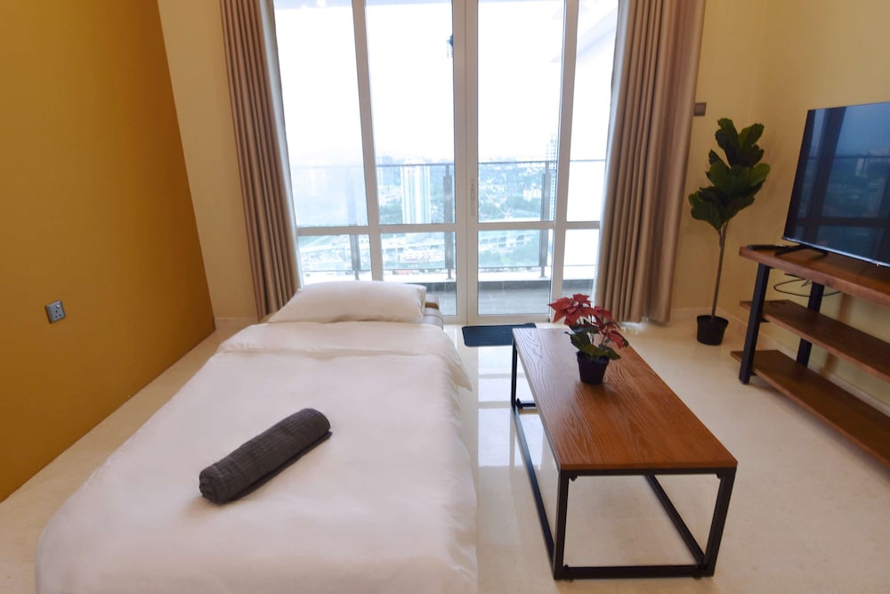 Cozy 1BR Suite at Tritower Steps to JB CIQ