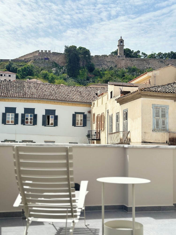 Amalie Suites