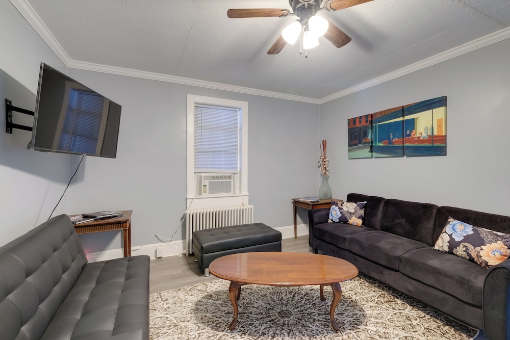 6 Mi to Historic Leesburg: Apt w/ On-site Dining