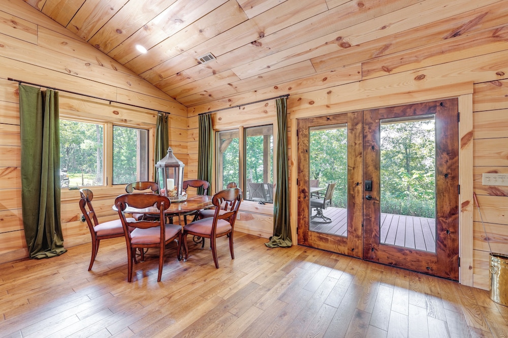 400 Acres on Lavender Mtn: Getaway w/ Hot Tub!