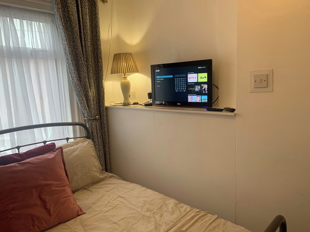 Sleeps 7 Home Blackpool W/free Parking, Bbq, Wifi