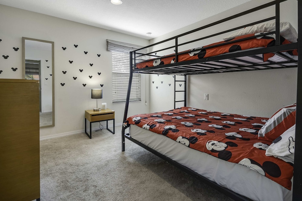 10 Min to Disney Cozy Townhome Jacuzzi