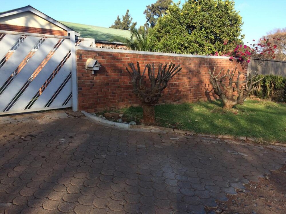 Modern 3 Bedroomed Guesthouse in Pardonhurst - 2037 view 5