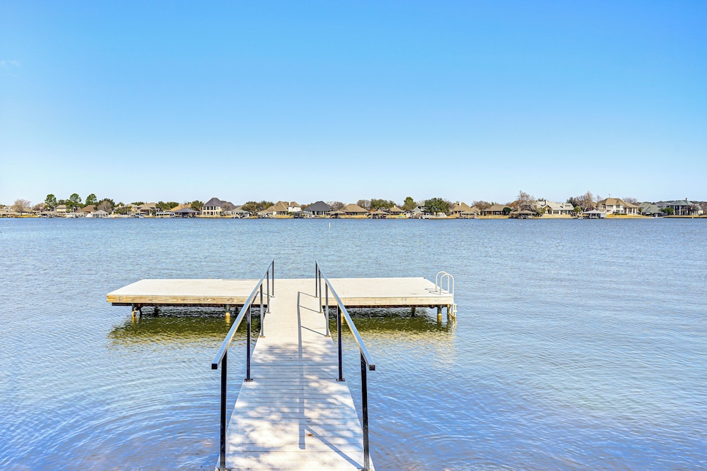 Walk to Lake: Modern Pet-friendly Home in Granbury