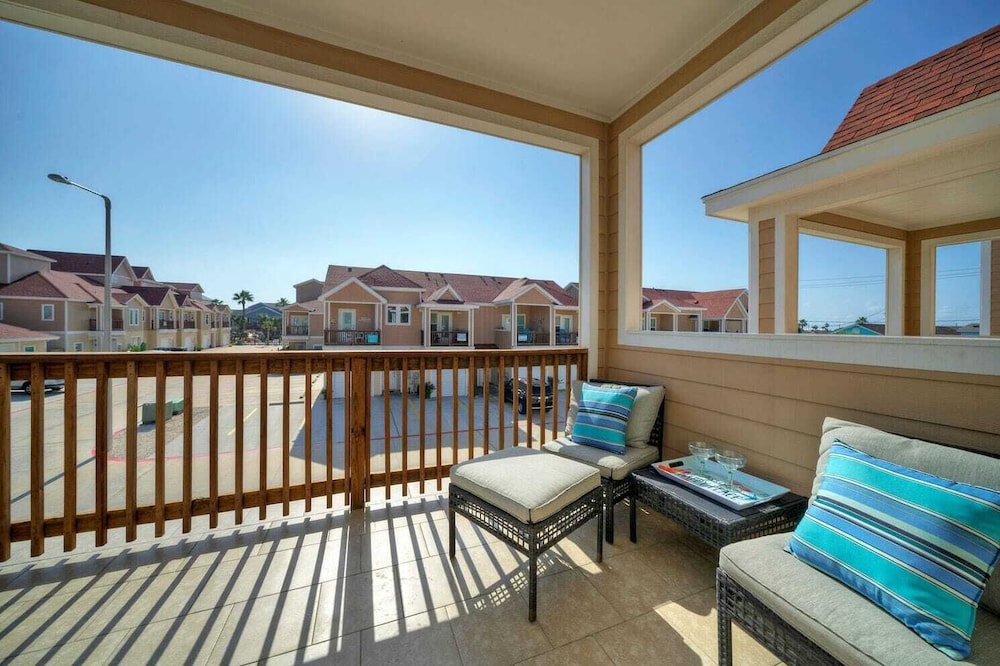 Sleeps 23, 2 Beachside Homes Resort Pool, Walk to the Beach, Balcony + Yard