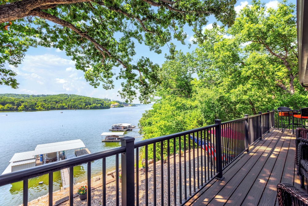 Lakeside Oasis Room for 12!
